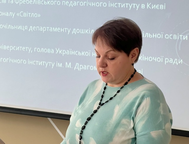 Юлія Куніцька аналізує фонди бібліотеки